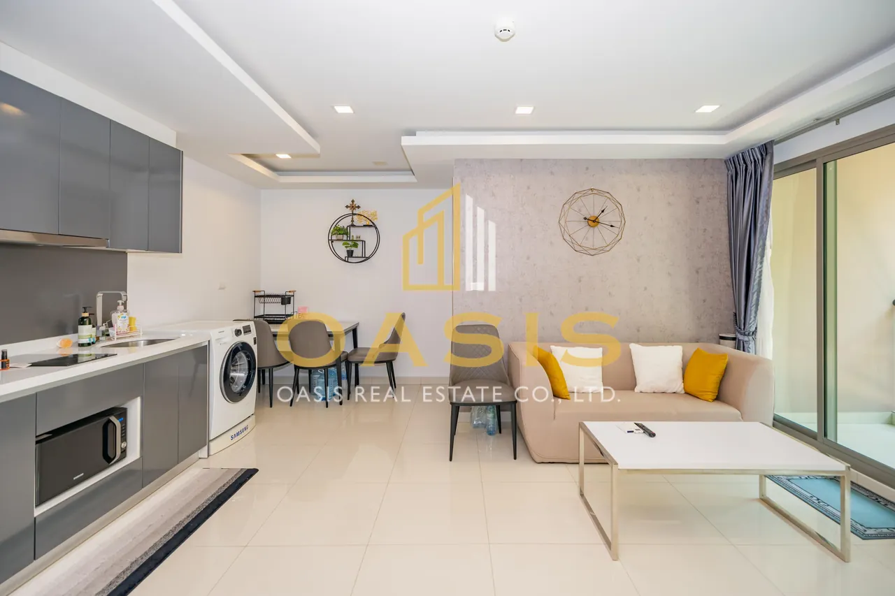 Modern 2-bedrooms condominium with a stunning pool view at Arcadia Beach Continental