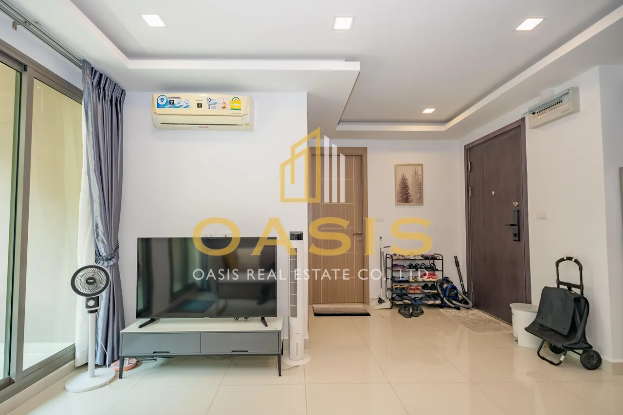 Modern 2-bedrooms condominium with a stunning pool view at Arcadia Beach Continental