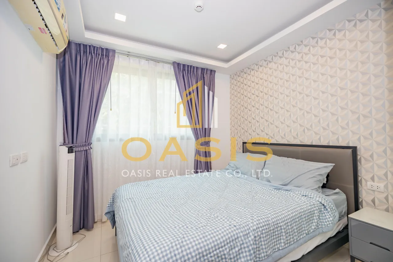 Modern 2-bedrooms condominium with a stunning pool view at Arcadia Beach Continental