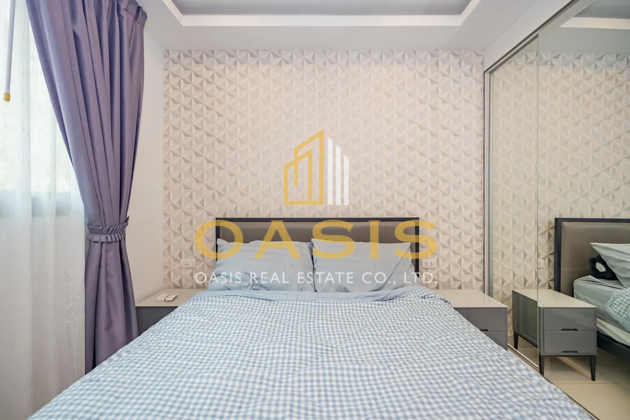 Modern 2-bedrooms condominium with a stunning pool view at Arcadia Beach Continental