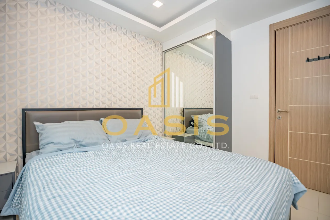Modern 2-bedrooms condominium with a stunning pool view at Arcadia Beach Continental