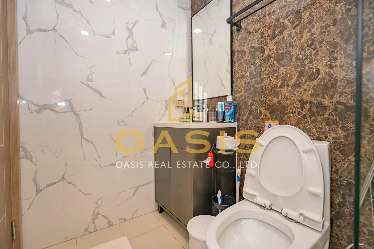 Modern 2-bedrooms condominium with a stunning pool view at Arcadia Beach Continental