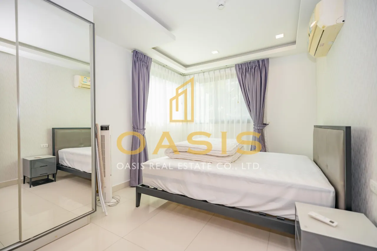 Modern 2-bedrooms condominium with a stunning pool view at Arcadia Beach Continental