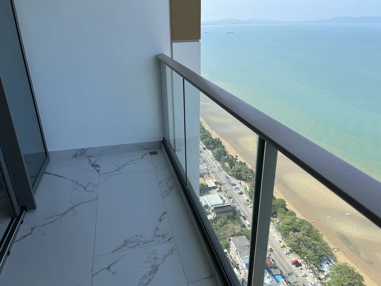 Copacabana Beach Jomtien direct front sea view unit for sale