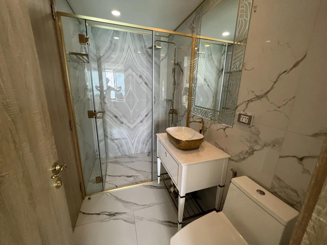 Copacabana Beach Jomtien direct front sea view unit for sale