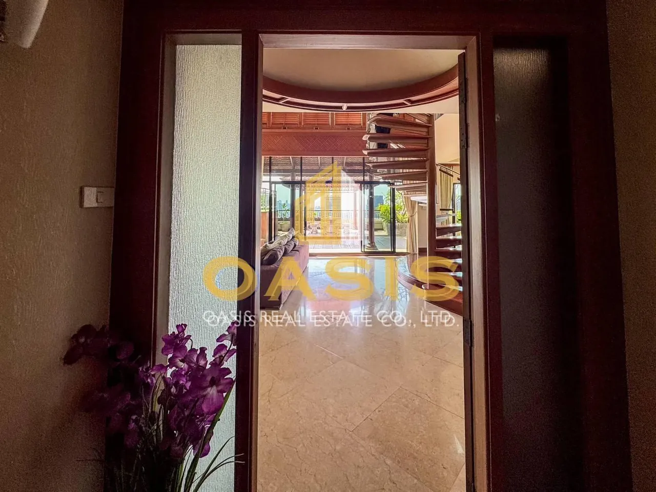 Luxury High-Rise Condo in Ratchathewi For sale