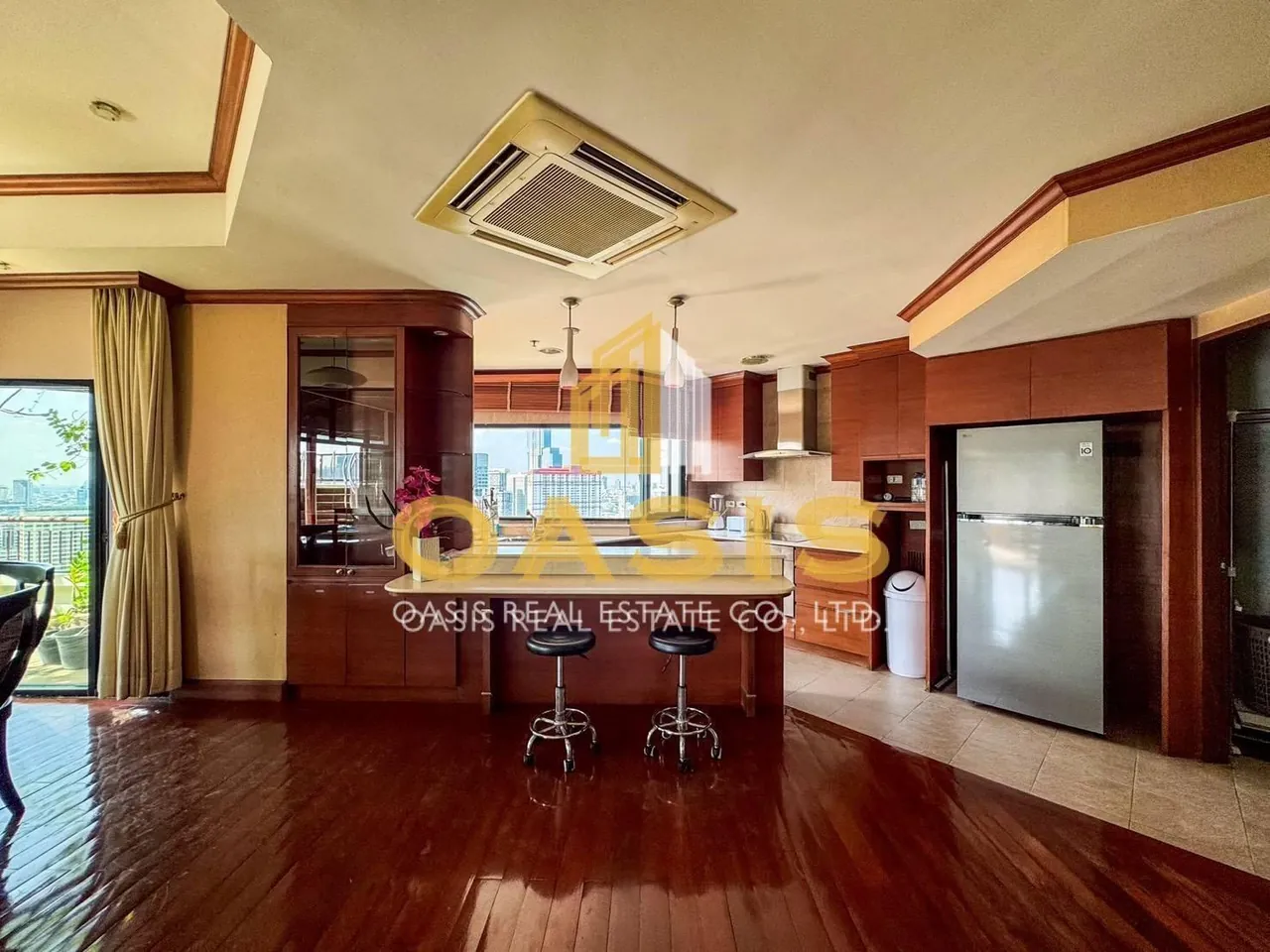 Luxury High-Rise Condo in Ratchathewi For sale