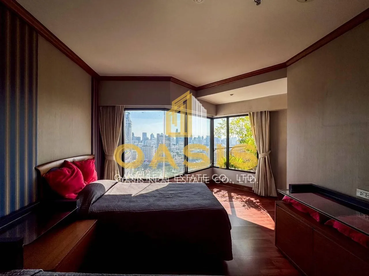 Luxury High-Rise Condo in Ratchathewi For sale