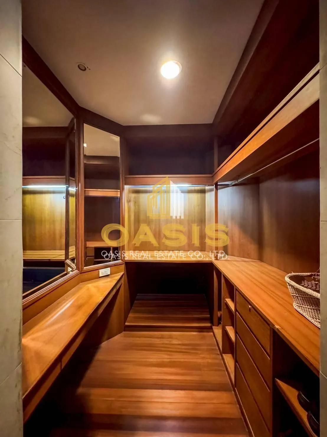 Luxury High-Rise Condo in Ratchathewi For sale
