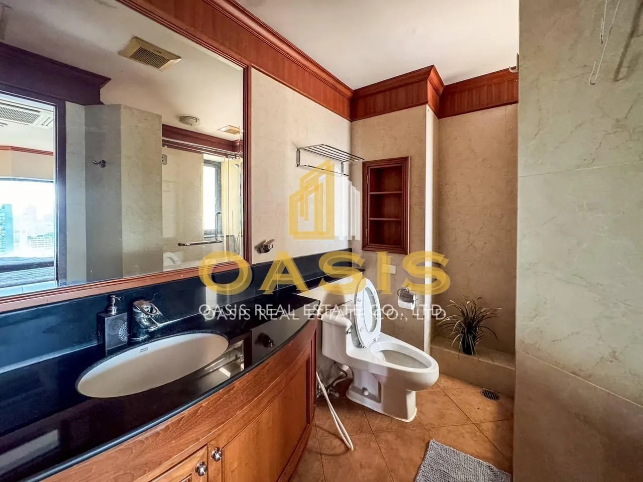 Luxury High-Rise Condo in Ratchathewi For sale