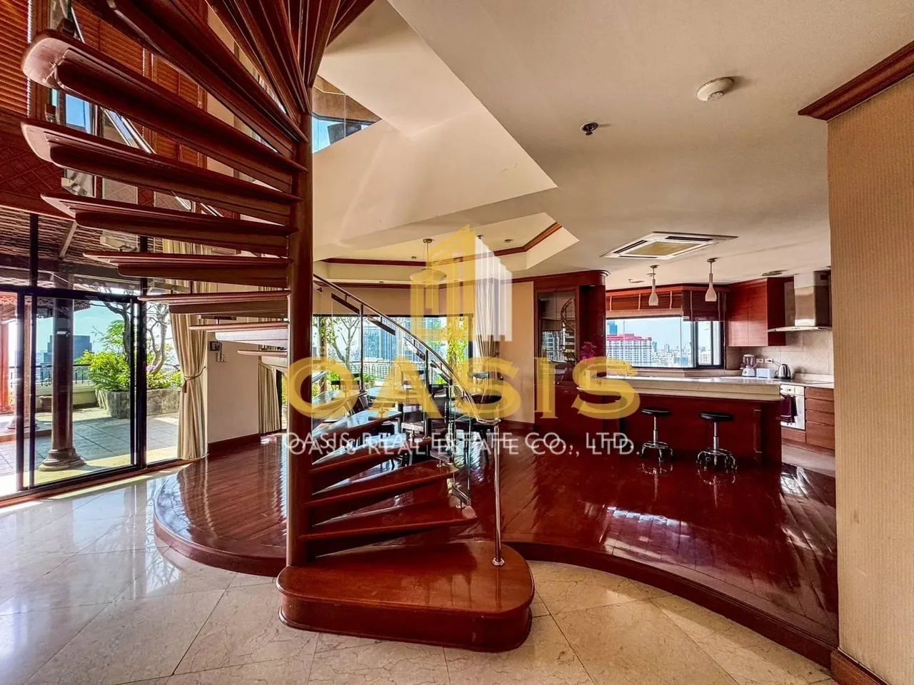 Luxury High-Rise Condo in Ratchathewi For sale