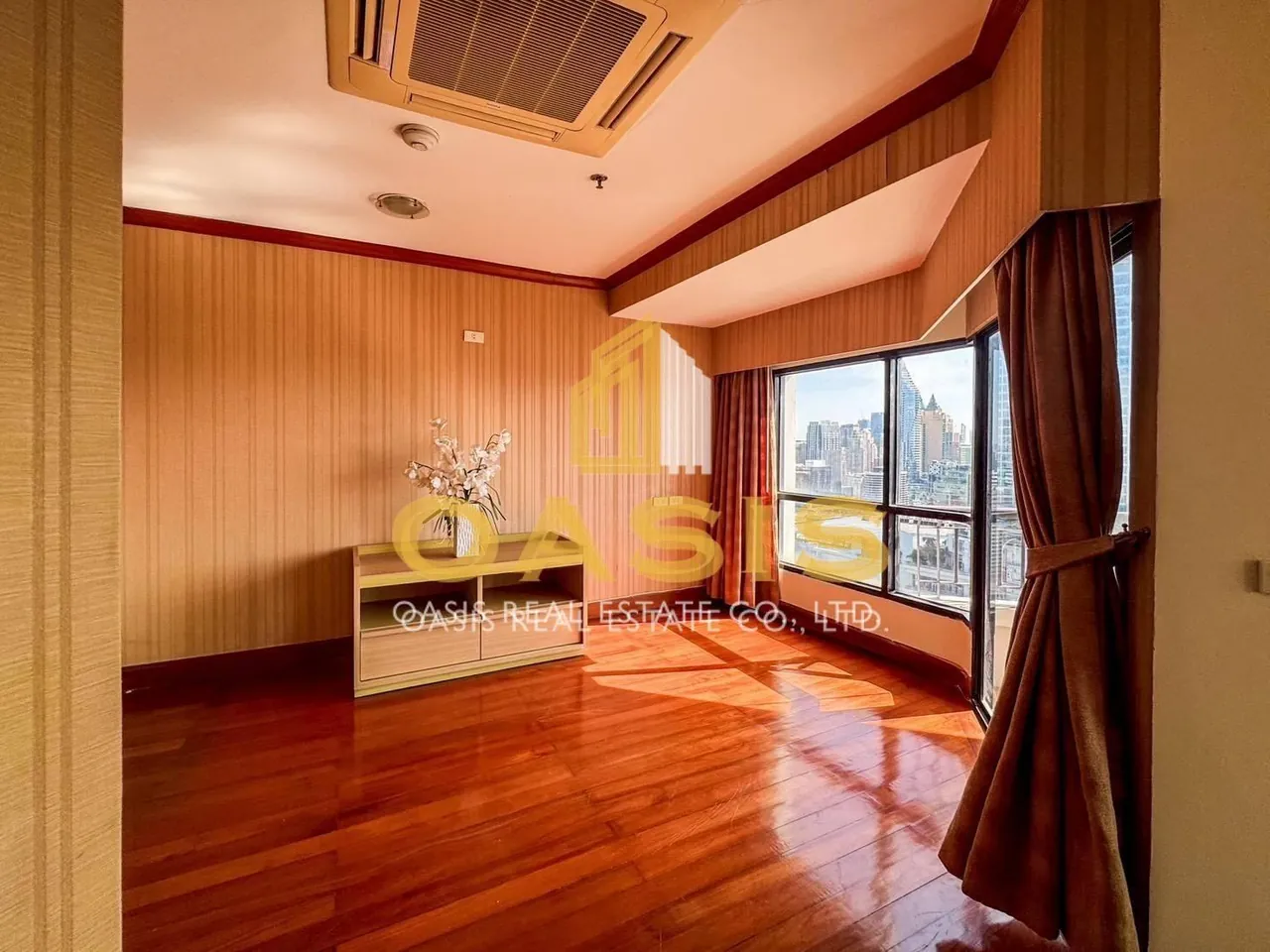 Luxury High-Rise Condo in Ratchathewi For sale