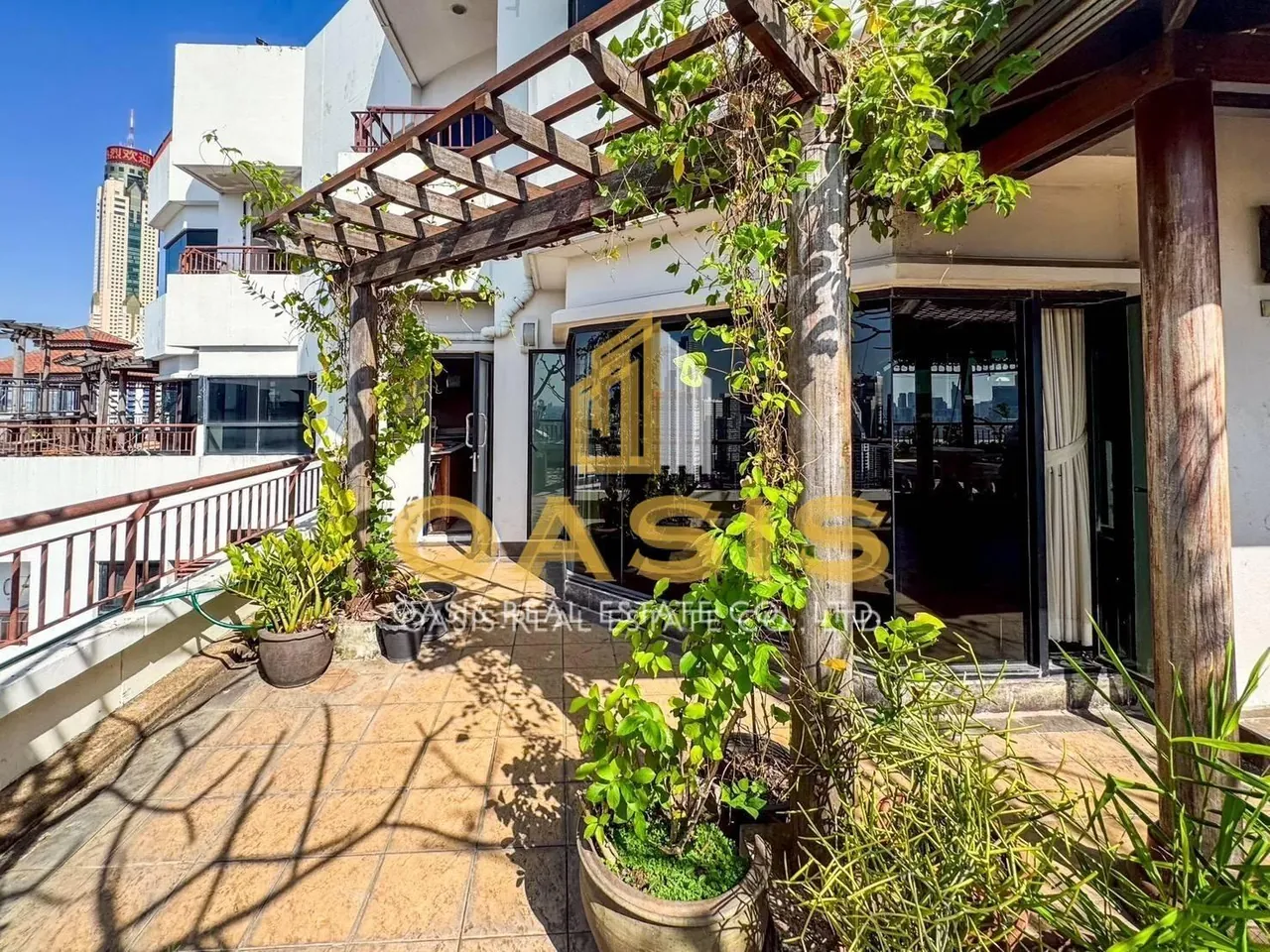 Luxury High-Rise Condo in Ratchathewi For sale