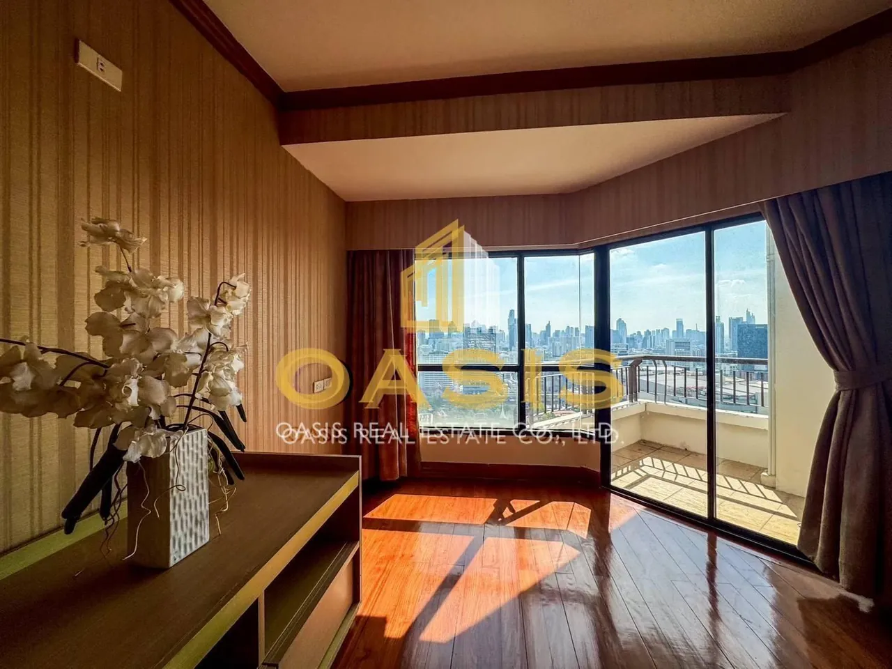 Luxury High-Rise Condo in Ratchathewi For sale