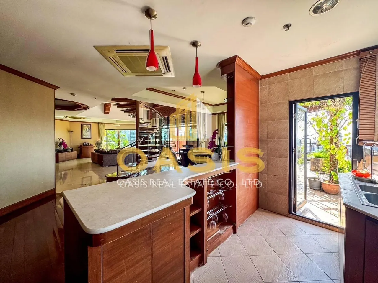 Luxury High-Rise Condo in Ratchathewi For sale
