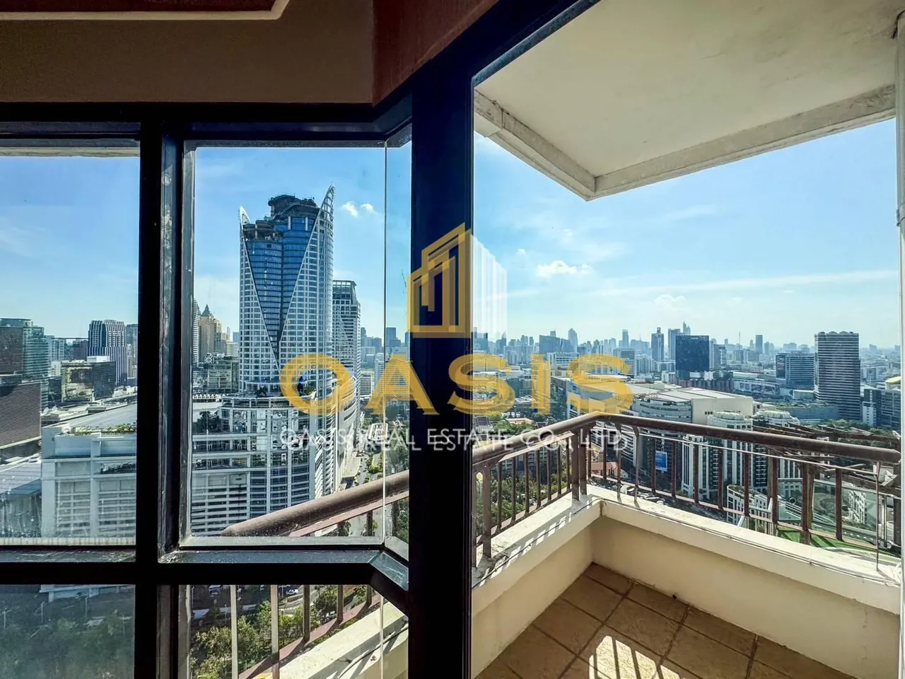 Luxury High-Rise Condo in Ratchathewi For sale