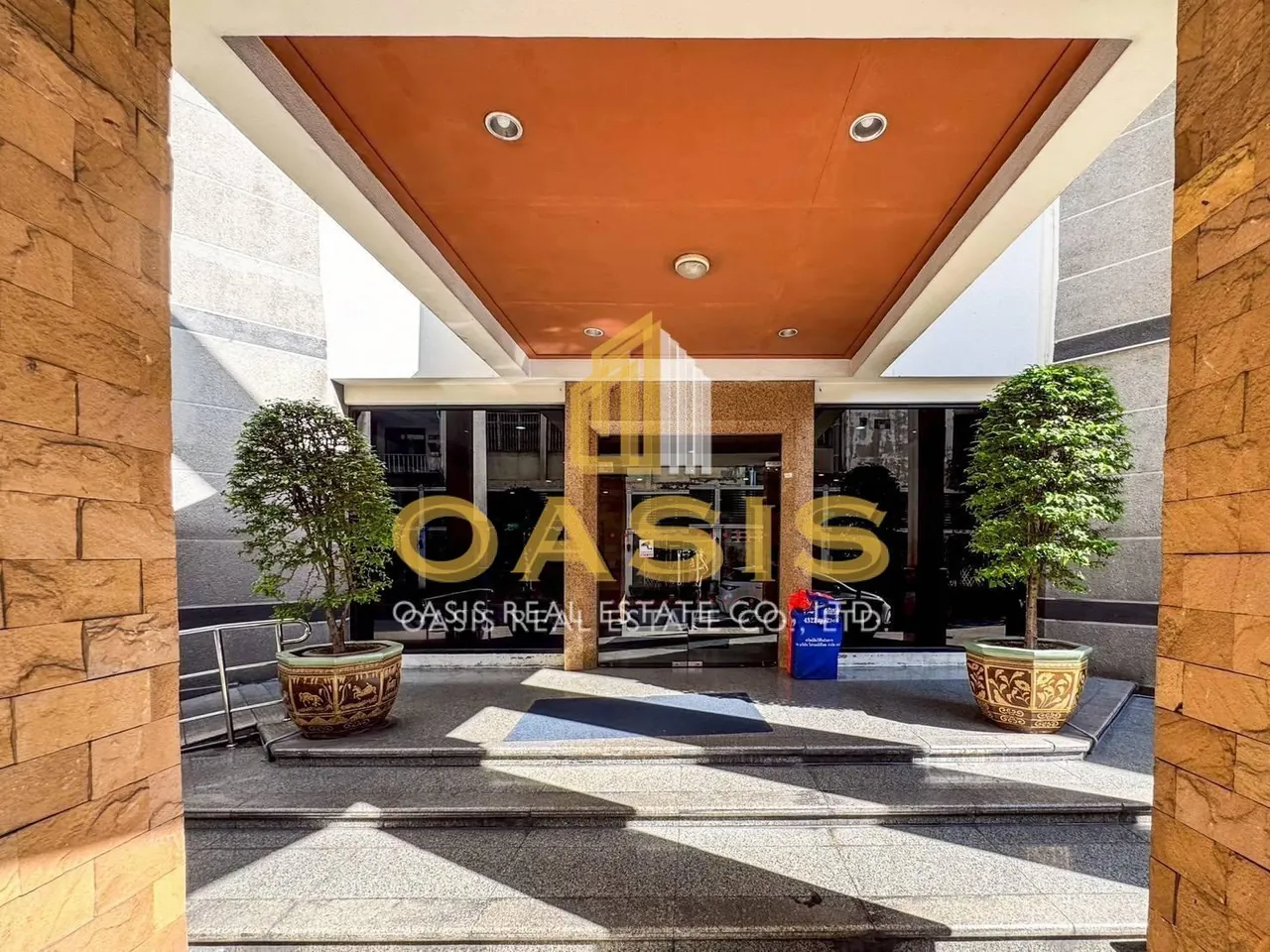 Luxury High-Rise Condo in Ratchathewi For sale