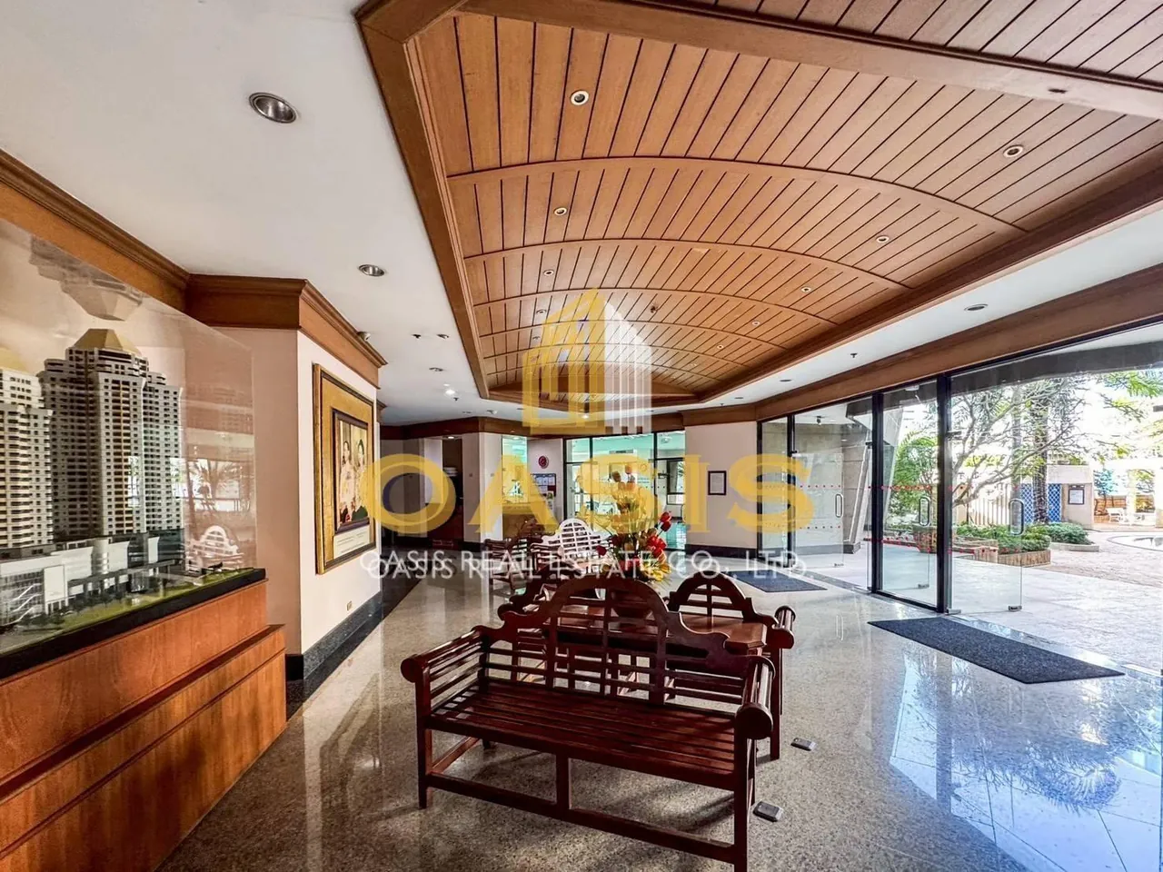 Luxury High-Rise Condo in Ratchathewi For sale