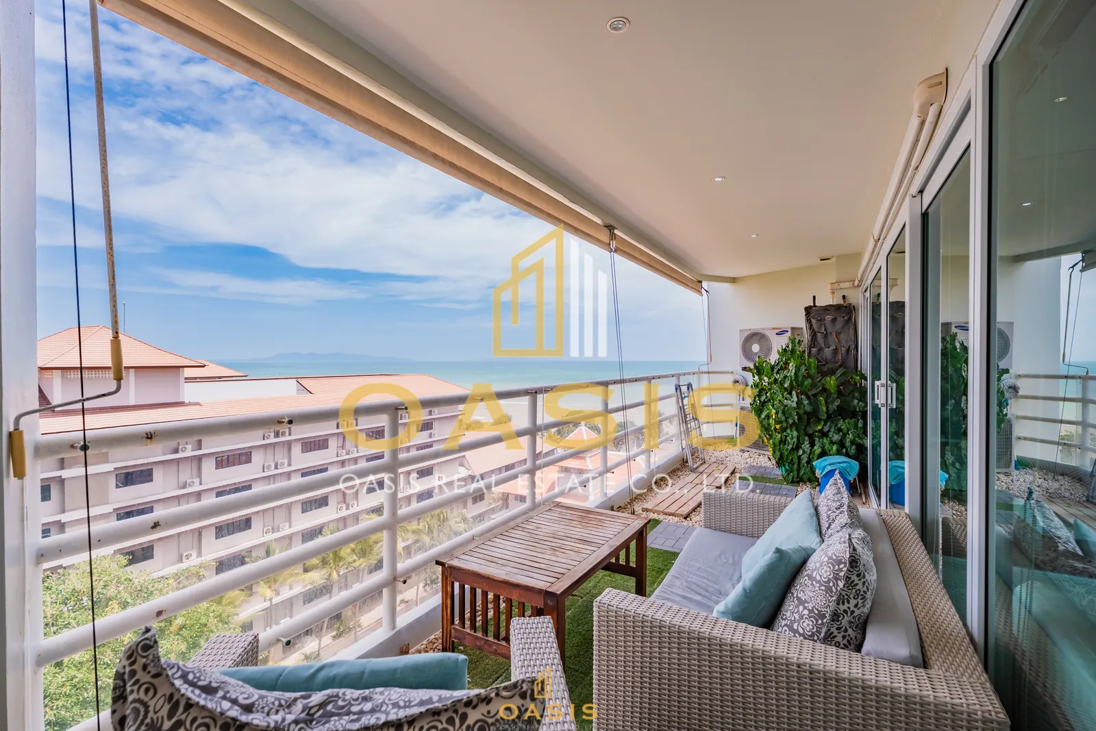 Modern 2 bed in View Talay 5c right at the beach with breathtaking sea views