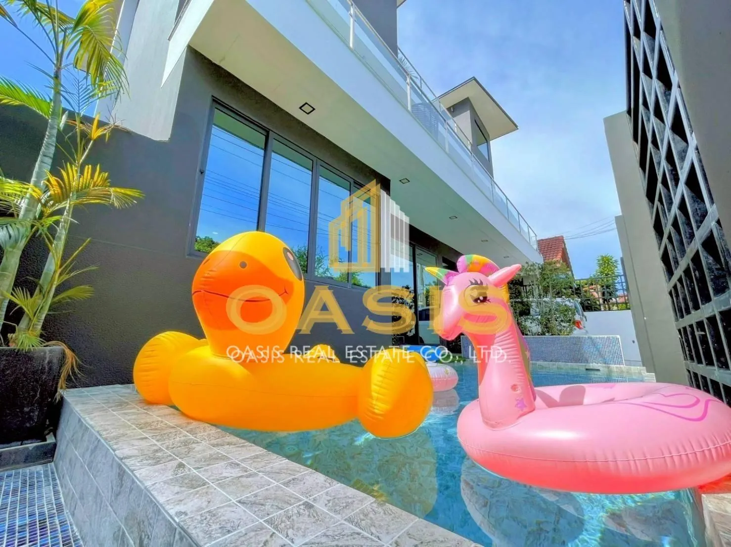 Modern 5-Bedroom Pool Villa Near Thepprasit Market