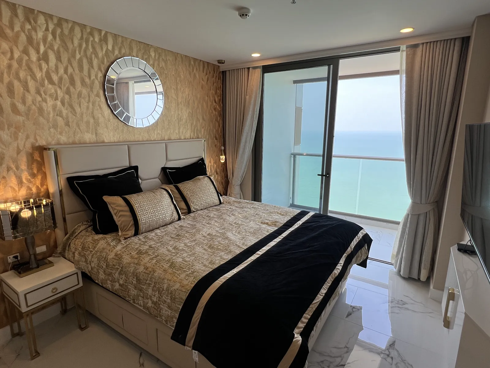 Copacabana Beach Jomtien direct front sea view unit for sale