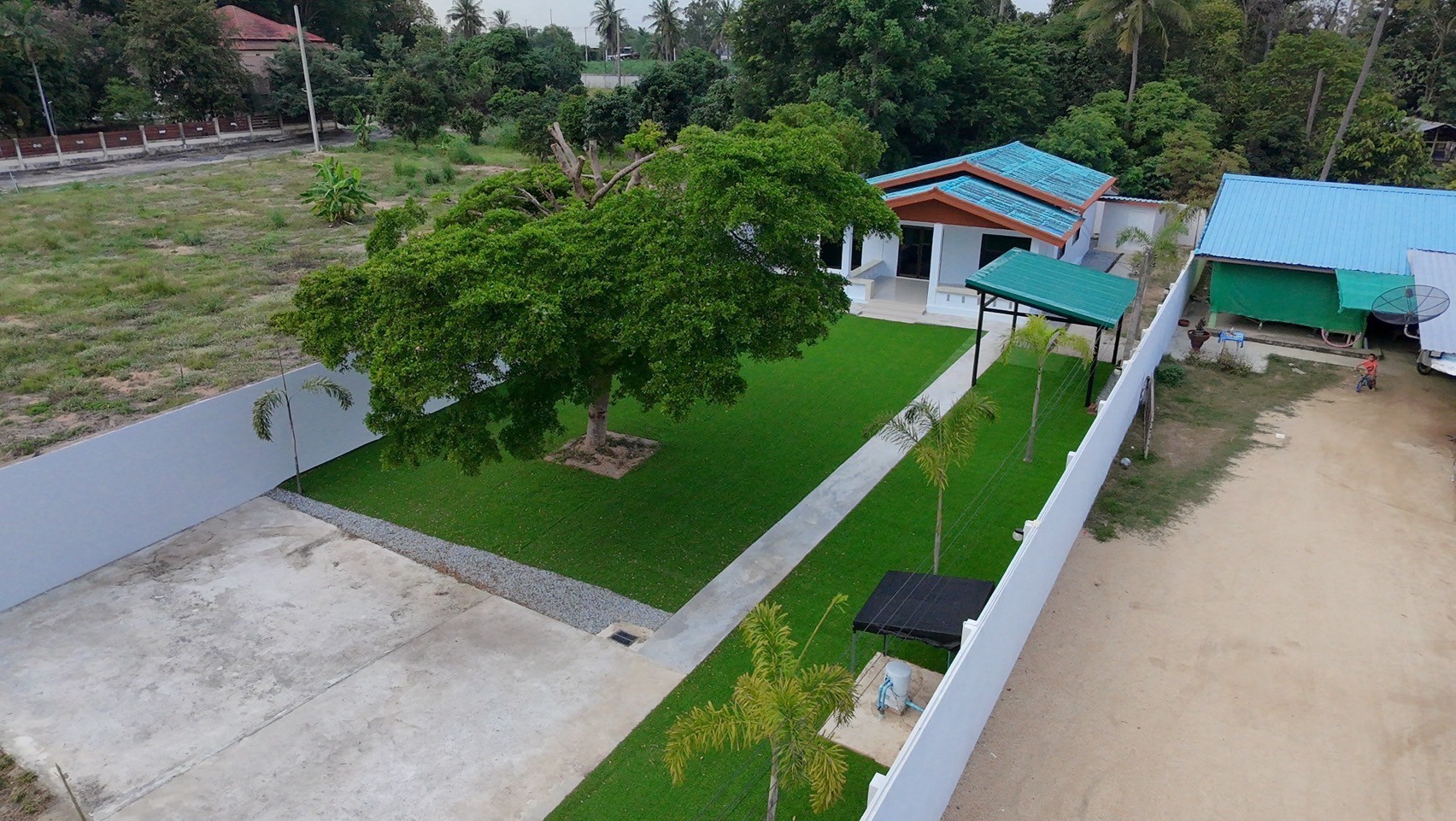 Spacious house with a large garden at a great price