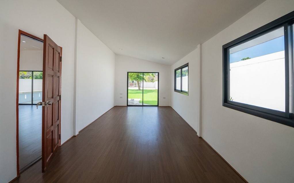 Spacious house with a large garden at a great price