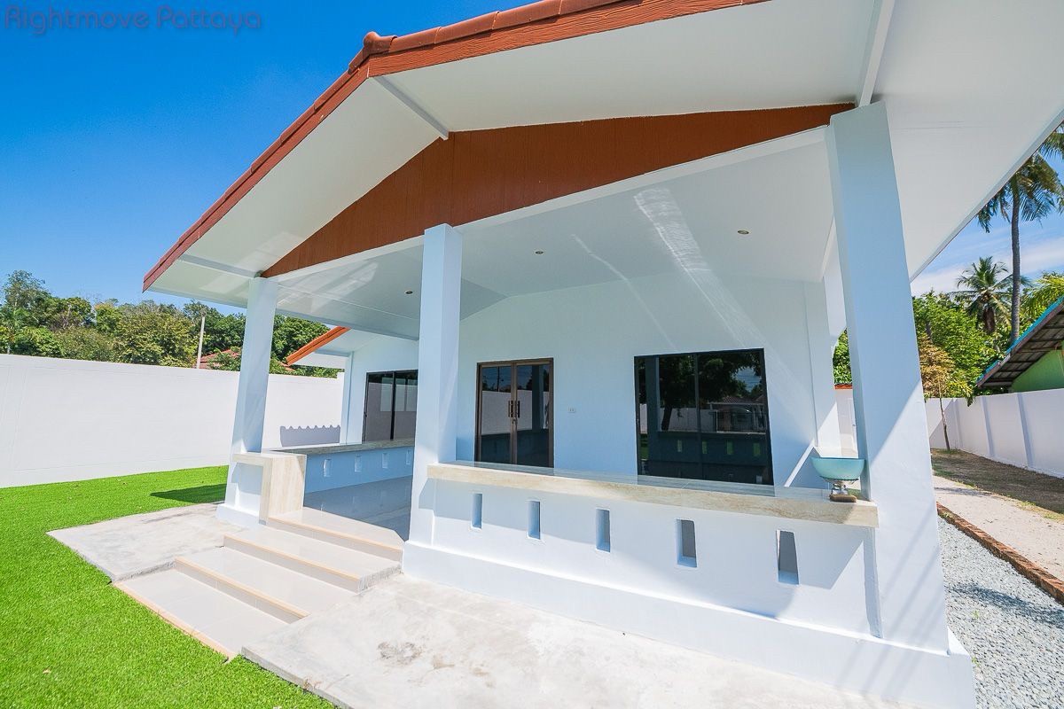 Spacious house with a large garden at a great price