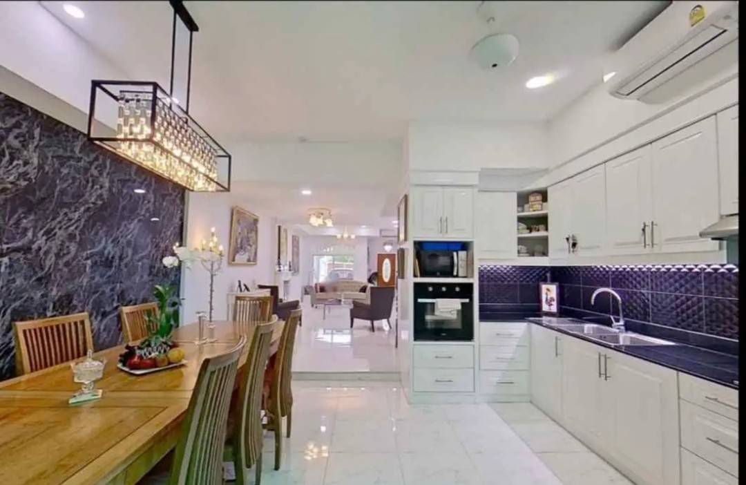 Luxury 4Bedroom Townhouse for Sale in Pratumnak Hill –  600m from the Beach!