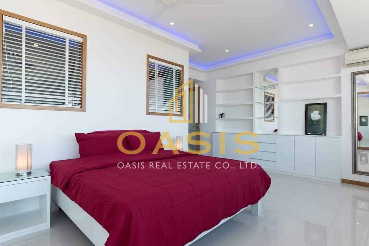 Luxury 300 sqm penthouse with beautiful sea views on Pratumnak Hill