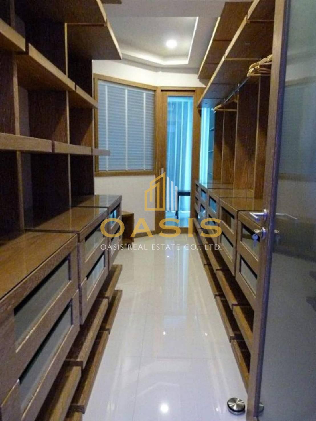 Luxury 300 sqm penthouse with beautiful sea views on Pratumnak Hill