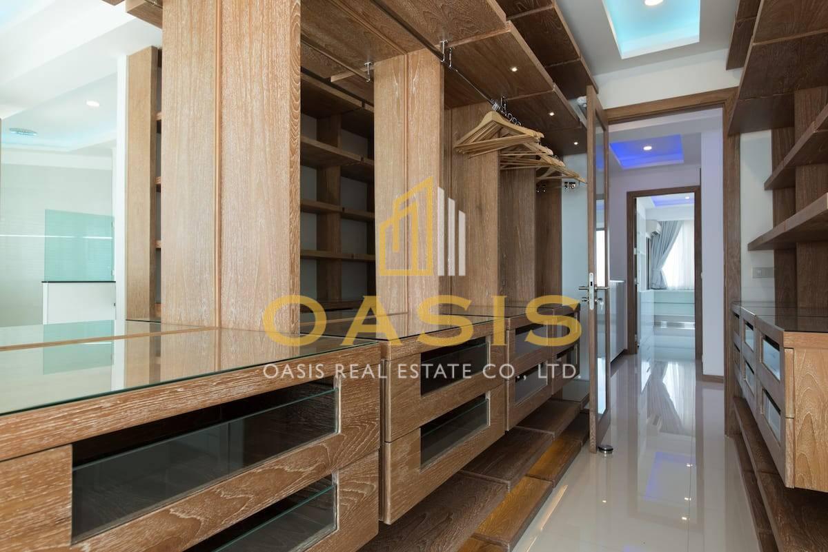 Luxury 300 sqm penthouse with beautiful sea views on Pratumnak Hill