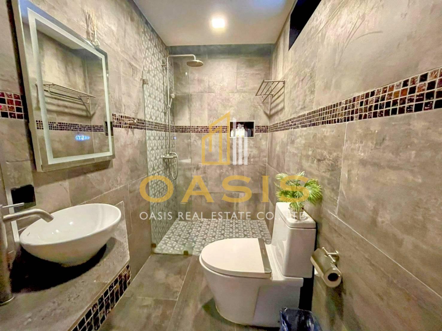 Modern 5-Bedroom Pool Villa Near Thepprasit Market