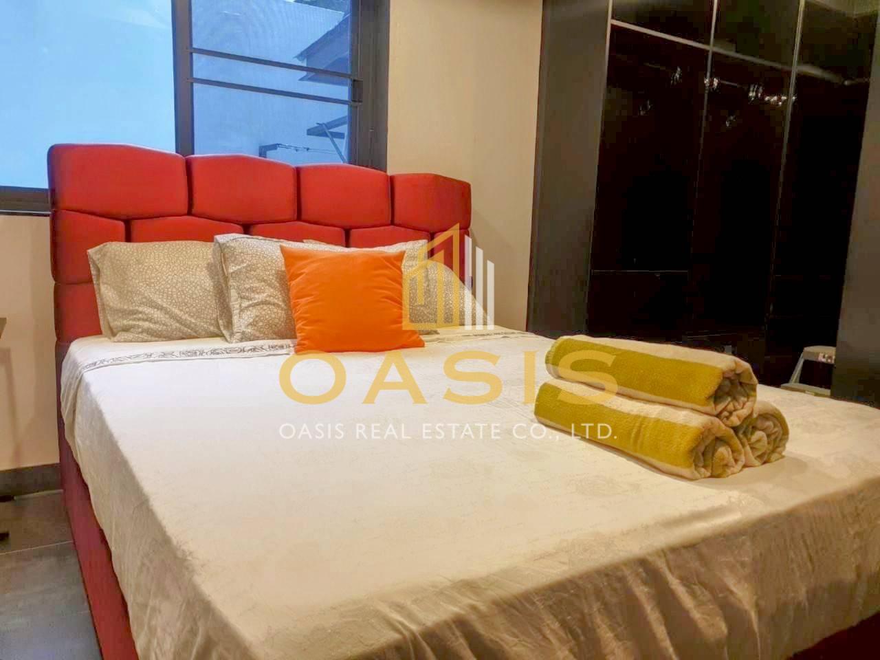 Modern 5-Bedroom Pool Villa Near Thepprasit Market