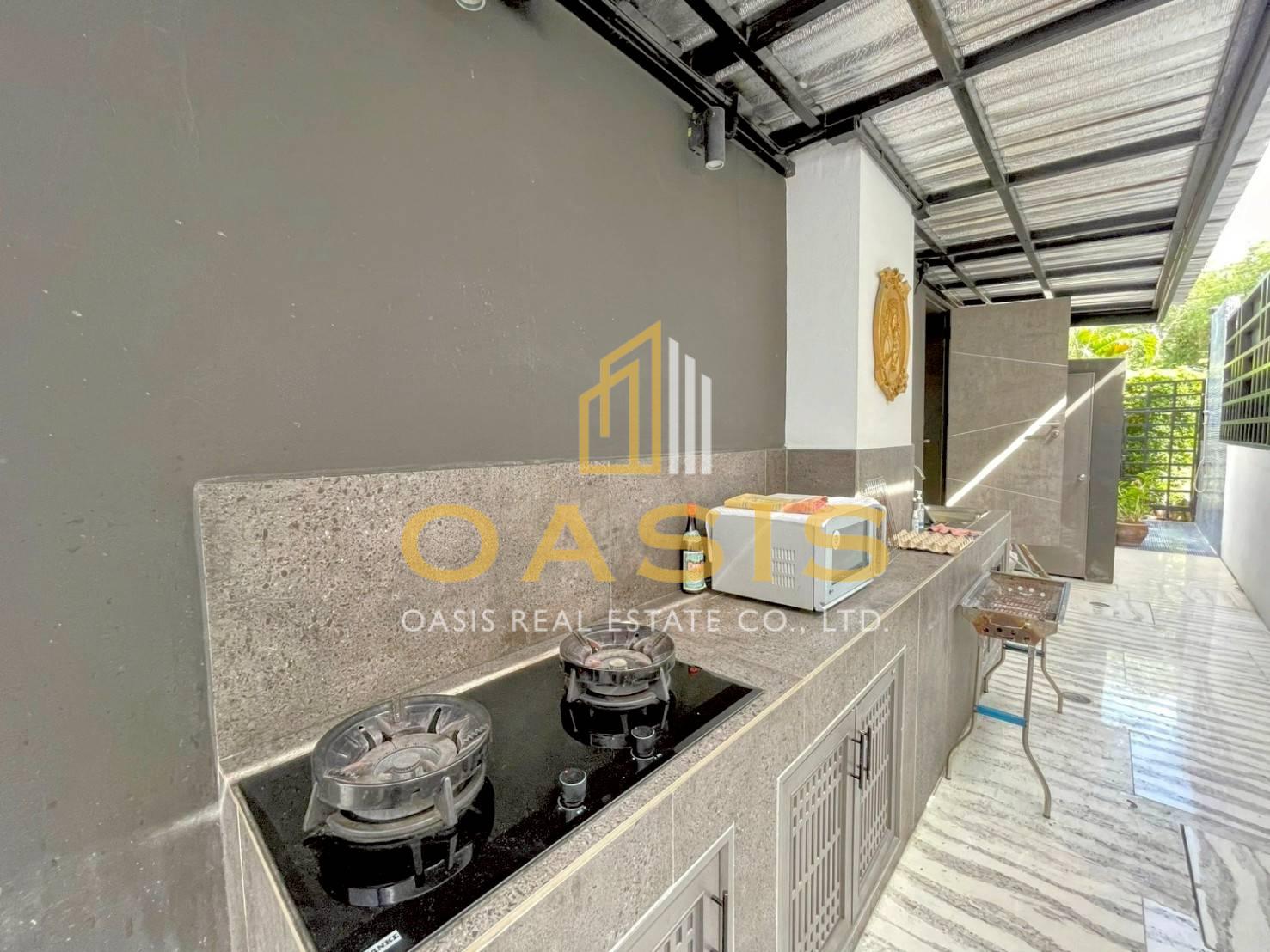 Modern 5-Bedroom Pool Villa Near Thepprasit Market