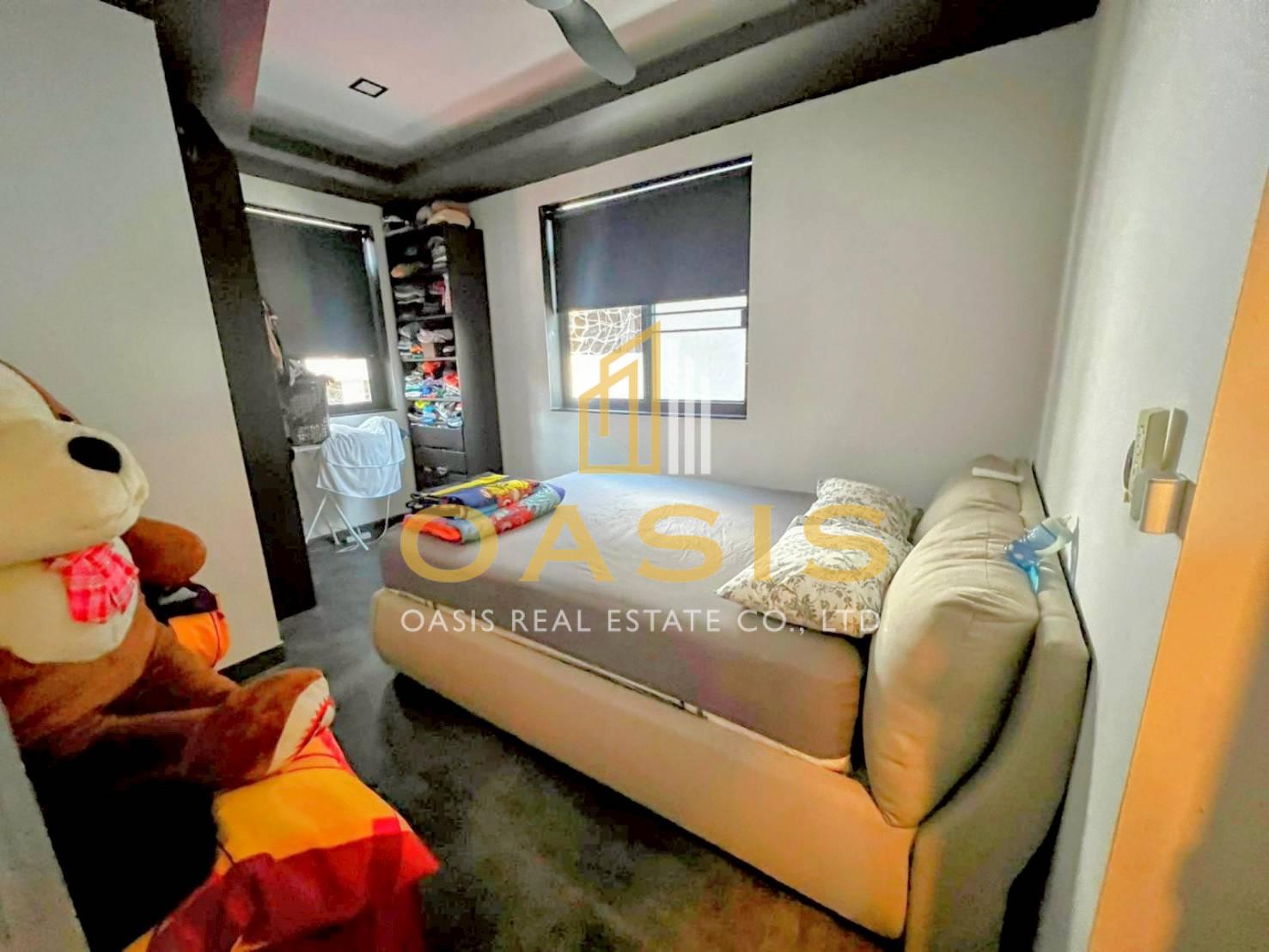 Modern 5-Bedroom Pool Villa Near Thepprasit Market