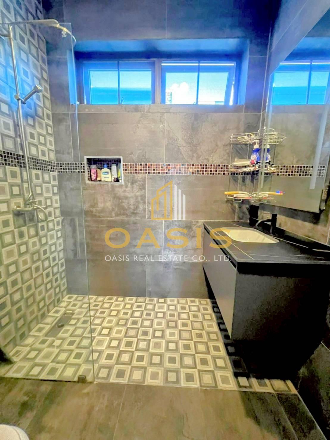 Modern 5-Bedroom Pool Villa Near Thepprasit Market