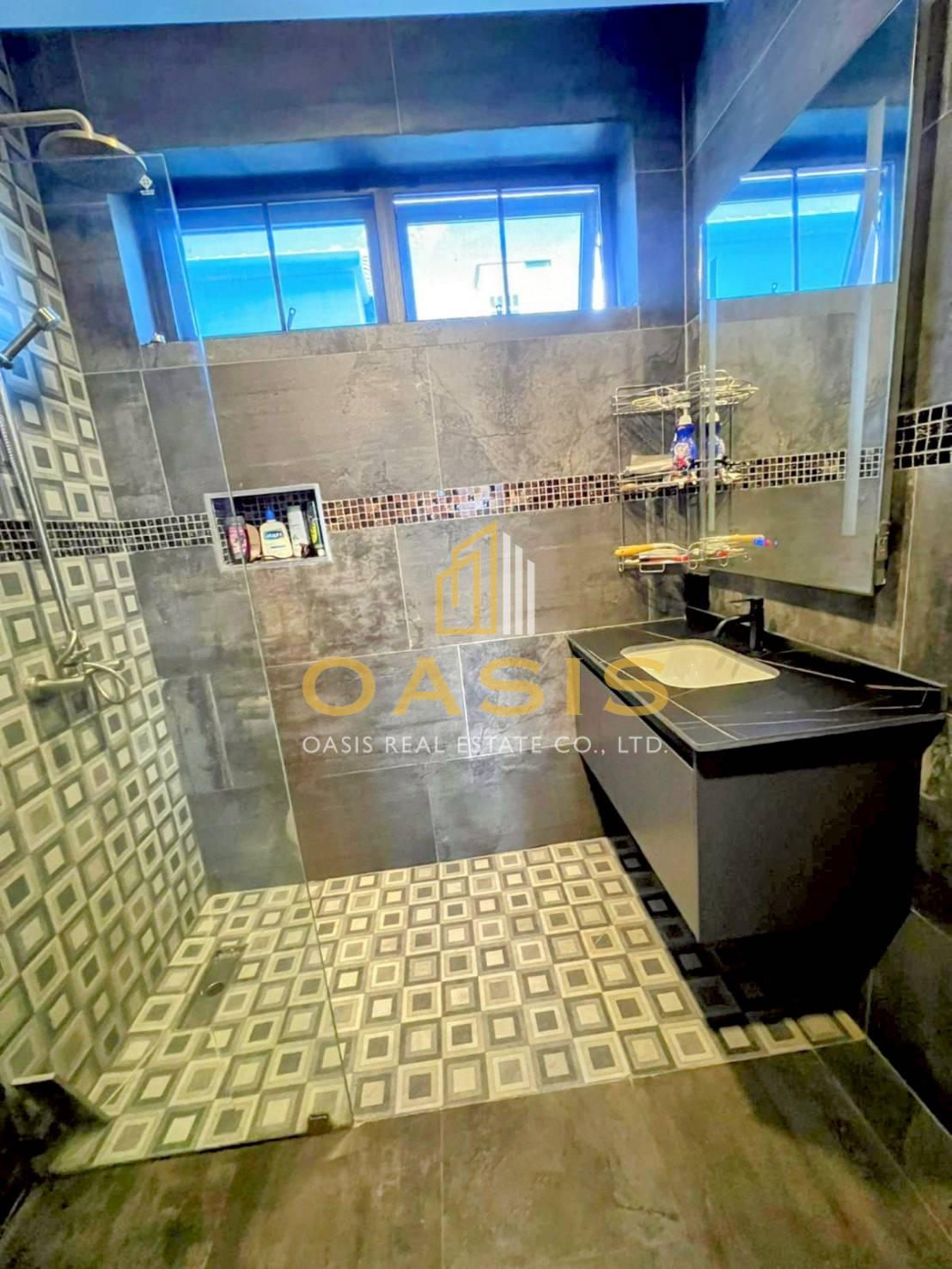 Modern 5-Bedroom Pool Villa Near Thepprasit Market