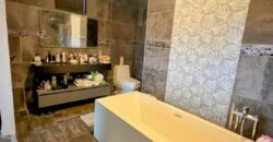 Modern 5-Bedroom Pool Villa Near Thepprasit Market