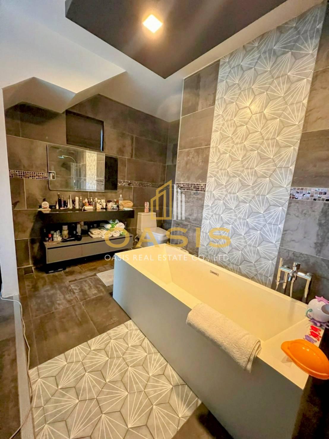 Modern 5-Bedroom Pool Villa Near Thepprasit Market