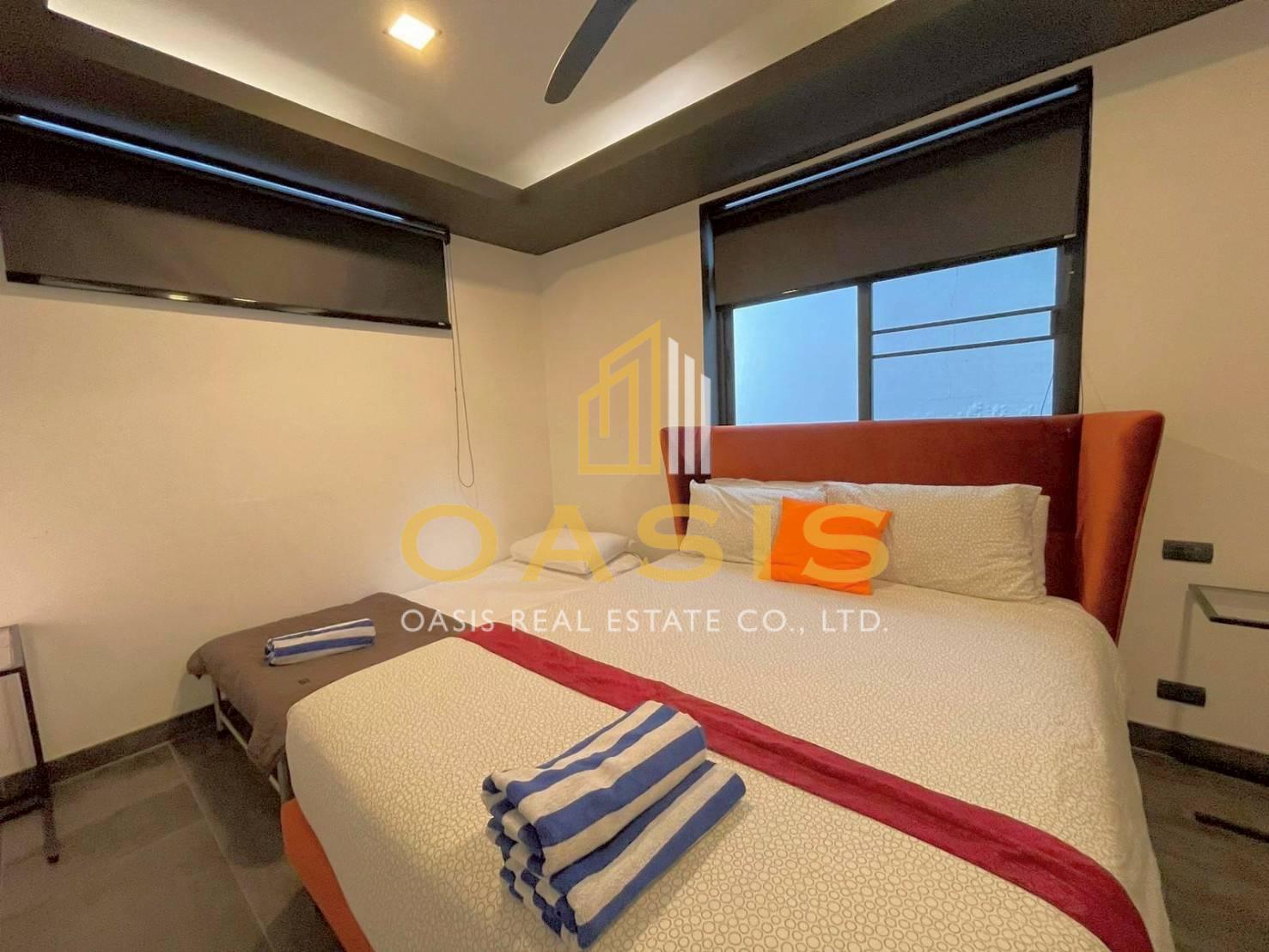 Modern 5-Bedroom Pool Villa Near Thepprasit Market