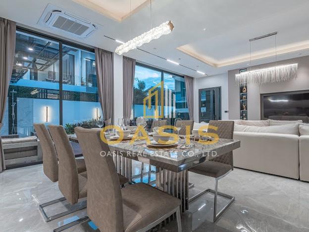 Two Luxurious Pool Villas located in the heart of Pattaya, Theprasit