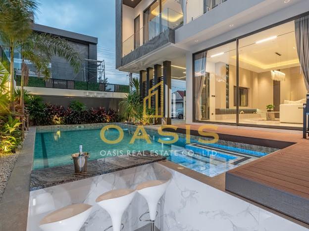 Two Luxurious Pool Villas located in the heart of Pattaya, Theprasit