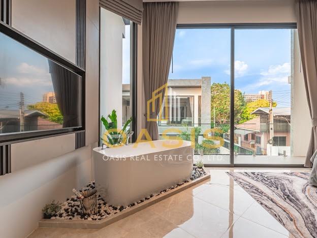 Two Luxurious Pool Villas located in the heart of Pattaya, Theprasit