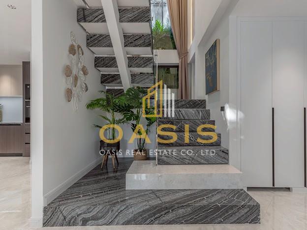 Modern Luxury Pool Villa located in a prime area of Pattaya on Thappraya Road