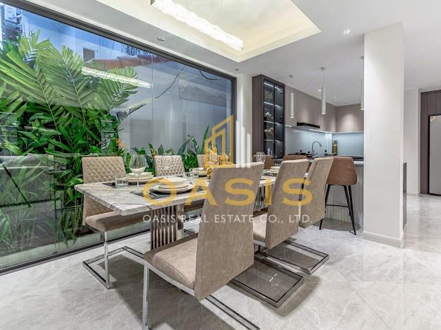 Modern Luxury Pool Villa located in a prime area of Pattaya on Thappraya Road