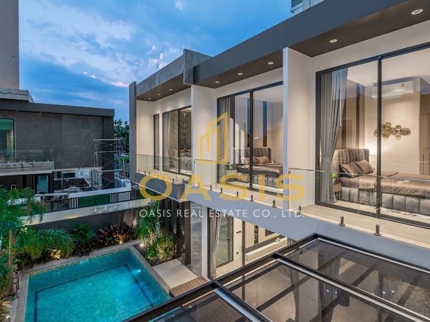 Two Luxurious Pool Villas located in the heart of Pattaya, Theprasit