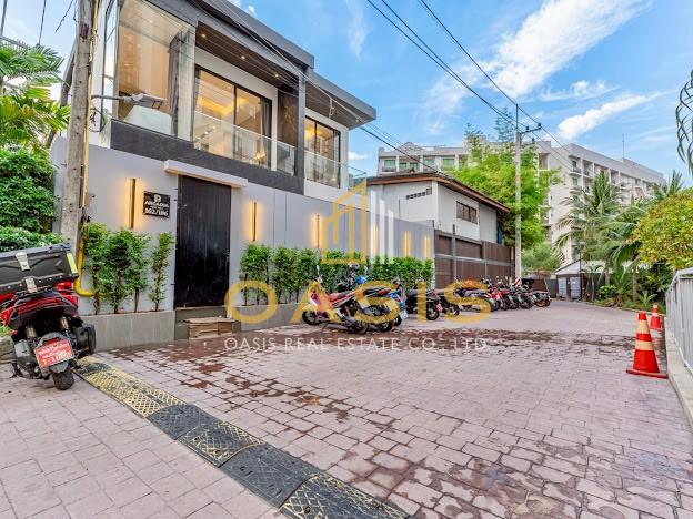 Modern Luxury Pool Villa located in a prime area of Pattaya on Thappraya Road