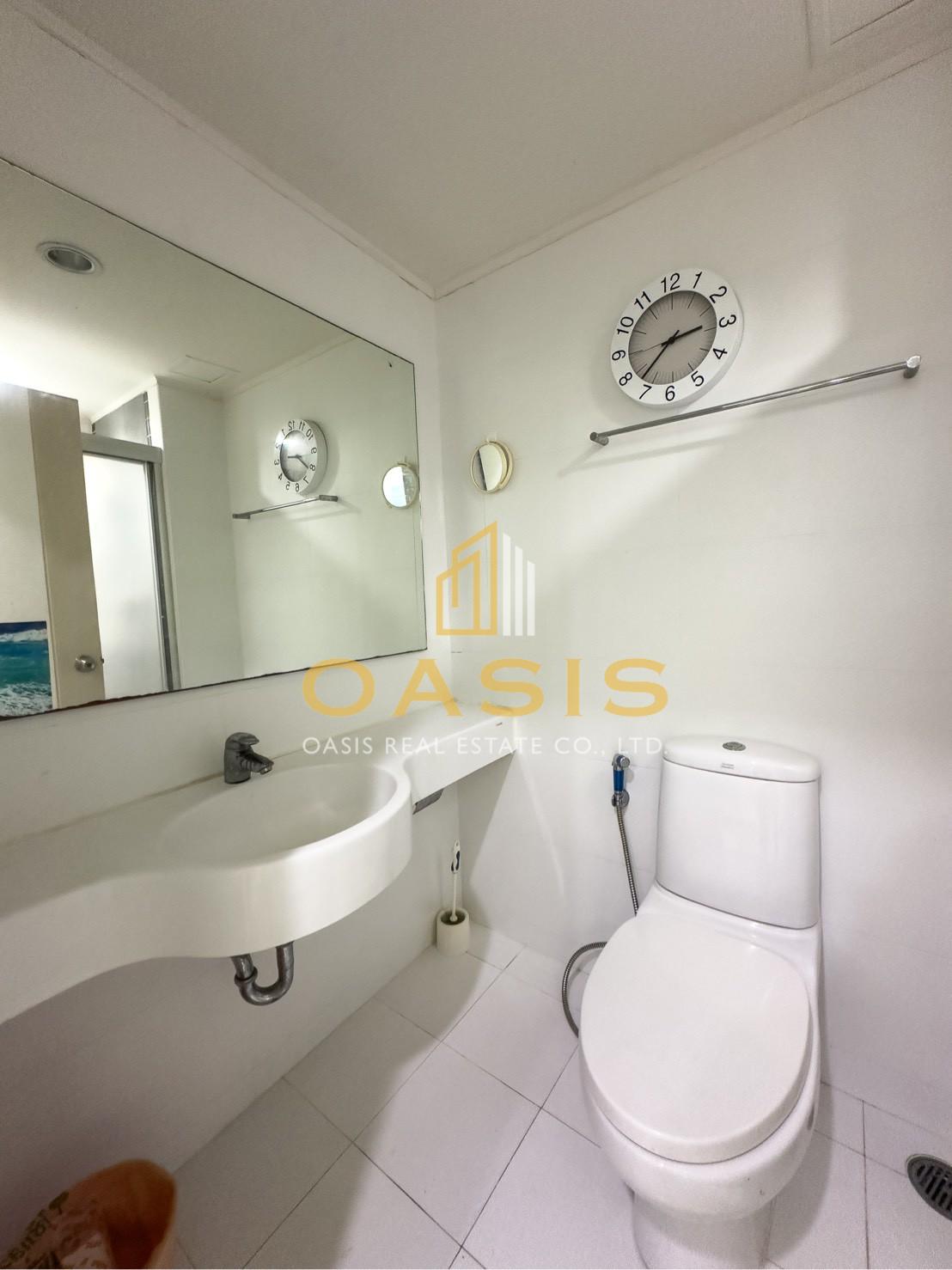 Full view of the pool and the sea from the balcony at Lumpini Park Beach Jomtien