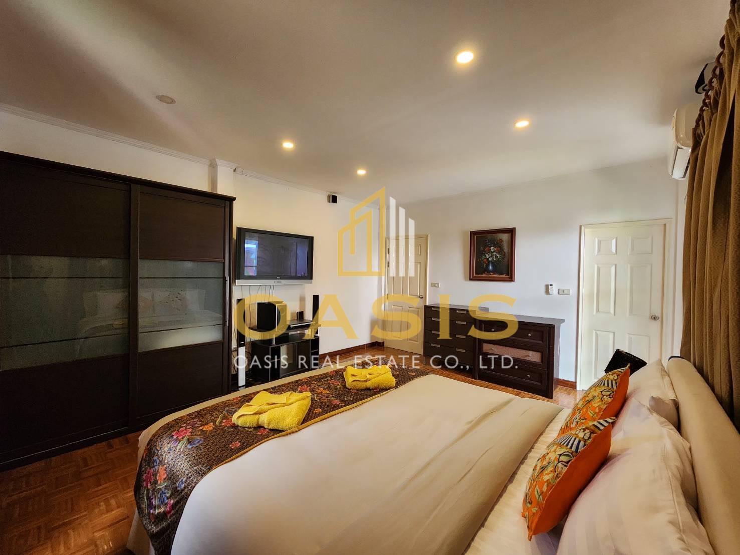 Hot Deal Pool Villa Compound in central Pattaya